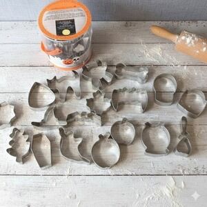 Wilton Halloween Metal Cookie‎ Cutters Set of 18 Ghost Bat Skull Pumpkin Gothic